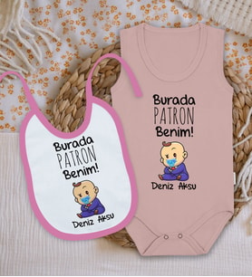 BK Kids Kişiye Özel Burada Patron Benim Tasarımlı Pembe %100 Pamuklu Askılı Sıfır Kol Bebek Body Zıbın ve Mama Önlüğü Hediye Seti
