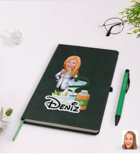 BK Gift Kişiye Özel Kadın Eczacı Karikatürlü Yeşil Termo Deri Defter Kalem Seti Model 2