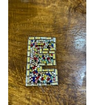 ÜTÜ İLE YAPIŞAN TAŞLI E HARFİ ARMA DİKİŞ APLİKE 6X3 CM