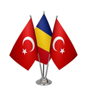 Masa Üstü Romanya Bayrağı Türk Bayrağı Üçlü Krom Direk Masa Bayrak Seti