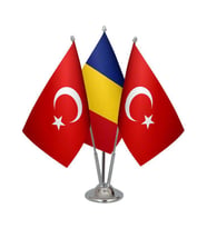 Masa Üstü Romanya Bayrağı Türk Bayrağı Üçlü Krom Direk Masa Bayrak Seti