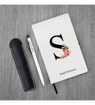 Kişiye Özel Yeni Yıl Uv Baskılı Harfli Beyaz Defter ( Siyah Kenar ) & Beyaz Tükenmez Kalem