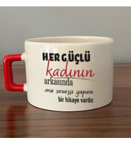 Her Güçlü Kadının Arkasında Baskılı Kadınlar Günü Kırmızı Kulplu C Fincan