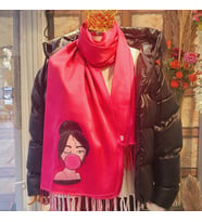 Şeker Pembe Şalda Sacları Toplu Kız