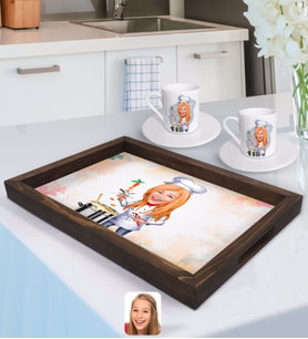 BK Gift Kişiye Özel Kadın Chef Karikatürlü Doğal Ahşap Tepsi ve 2’li Kahve Fincan Seti-1