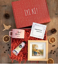 Kişiye Özel Evin Hanımı Hediye Kutusu - Kişiye Özel Lüks Pastel Fincan, El Kremi, Ahşap Fotoğraf Çerçevesi Anneler Günü Hediyesi