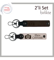 Deklanşör Kadar Özgün Bir Hediye, Kamera Temalı İsimli 2’li Anahtarlık Takımı, Koyu Kahve-Pudra