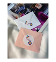 Pembe Mor Papatyalı Sevgiler Etiketi Love Yuvarlak Mat Sticker 4 CM (90 ADET)