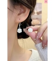 Crystal Atelier Çiçek Figürlü Tasarım Sedef Gül Aesthetic Vintage Coquette Fairycore Sallantılı Kadın Küpe