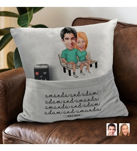 BK Gift Kişiye Özel Sevgililer Karikatür Tasarımlı Organizer Kumanda ve Atıştırmalık Cepli Gri Kırlent Yastık-55 Arkadaşa Hediye, Cepli Yastık