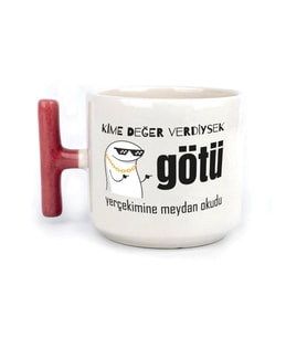 Kime Değer Verdiysek Götü Yerçekimine Meydan Okudu Baskılı Kırmızı Kulplu T Kupa
