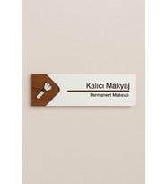 Lucena Kalıcı Makyaj Ofis Oda Kapı İsimliği Yönlendirme Tabelası Levhası Kişiselleştirilebilir