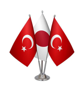 Masa Üstü Japonya Bayrağı Türk Bayrağı Üçlü Krom Direk Masa Bayrak Seti