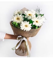 Hasır Ambalaj Kağıdında Beyaz Gerbera Buketi