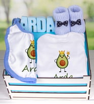 eJOYA Ahşap Sandıkta Kişiye Özel Zıbın Önlük Taş İsimlik Ve Patik Bebek Hediye Seti 109422 (Mavi)