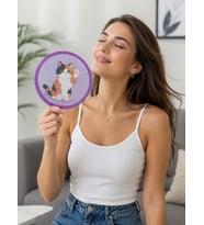 Katlanabilir Mini Çantalı Kedi Desenli Cep Yelpazesi – Taşınabilir Kumaş El Yelpazesi Mor