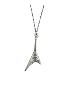 V Elektro Gitar Metal Kolye – 60 cm Zincir – Unisex Müzik Temalı Takı (Gümüş)