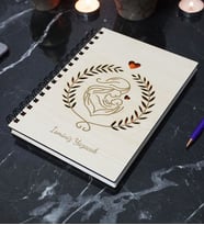 Kişiye Özel Anne Bebek Desenli Ahşap Kapaklı Defter - Ajanda - İsme Özel - A5 60 Yaprak (120 SAYFA) Hediyelik (Turuncu)