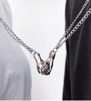 Mıknatıslı El Ele Tutuşan Çift Sevgili Kolyesi  bbk23 (Metal)