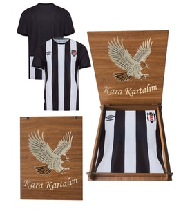 Beşiktaş Lisanslı Çubuklu Forma Hediyelik Ahşap Kutulu Kara Kartalım (Siyah - Beyaz)