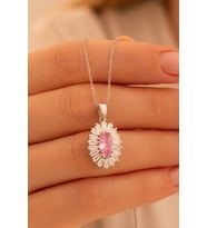 Kadın Gümüş Kolye -Damla Model Pembe Zirkon Taşlı Baget Süslemeli Rodyumlu Kadın Kolye