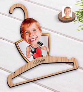 BK Gift Kişiye Özel Çocuk Kick Box Karikatürlü Standart Boy Ahşap Elbise Askısı-1