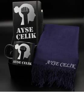 Tamamı Kişiye Özel Baskılı Siyah Kupa Bardak & Siyah Ajanda & Şal & Siyah Tükenmez Kalem Hediye Seti