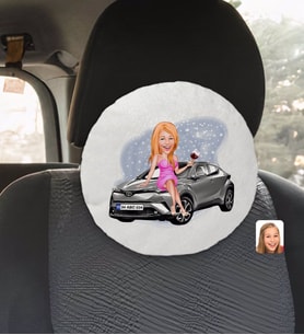 BK Gift Kişiye Özel Plakalı Kadın Toyota C-HR Karikatürlü Yuvarlak Araç Koltuk Yastığı-1