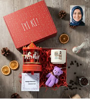 Kişiye Özel Karikatürlü Best Mom Ever Anneye Hediye Hediye Kutusu - Kişiye Özel T Kupa, Atlı Karınca Müzik Kutusu, Peluş Anahtarlık Anneler Günü Hediyesi