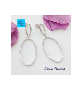 Oval Sallantılı Zirkon Taşlı Küpe