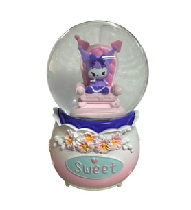 Kuromi Sweet Oturan Müzikli Işıklı Püskürtmeli Büyük Boy Kar Küresi