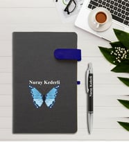 Kişiye Özel Mavi Kelebek Tasarımlı  - Lacivert Mıknatıs Patlı - İsme Özel Tarihsiz Ajanda ve Kalem