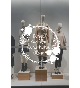 Giriş Süs Çiçekleri ve 8 Mart Kadınlar Günü Kutlu Olsun Yazısı Cam Vitrin Stickerı 60cm (Beyaz)