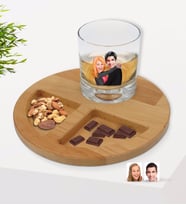 BK Gift Kişiye Özel Sevgililer Karikatürlü Viski Bardağı ve Doğal Masif Ahşap Yuvarlak Sunum Tabağı Çerezlik Hediye Seti-88