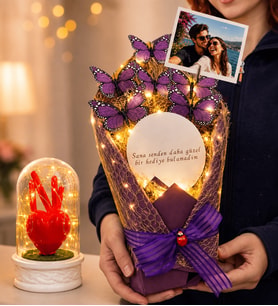 Kişiye Özel Fotoğraflı LED Işıklı Aynalı Mor Kelebek Buketi ve LED Işıklı Kırmızı Kalpli Fanus