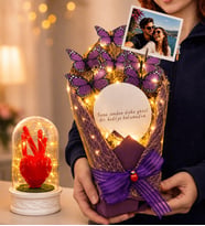 Kişiye Özel Fotoğraflı LED Işıklı Aynalı Mor Kelebek Buketi ve LED Işıklı Kırmızı Kalpli Fanus