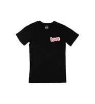 Pembe Love Yazılı Cep Logo Tasarımlı Siyah Tişört