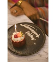 "Happy Anniversary Yazılı Çilekli Mini Pasta MDF Tablo - Çerçevesiz Estetik Yıldönümü Panosu"