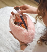 Peluş Makyaj Çantası (Uzun Tüylü) – Kadınlar İçin En Yeni Makyaj Çantası Modeli (Pembe)