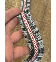 ETNİK ÇİFT TARAFLI PÜSKÜLLÜ ŞERİT DİKİŞ GİYİM AKSESUARI EN 3 CM (1 METRE ) (Füme)