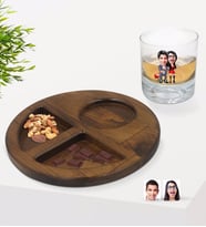 BK Gift Kişiye Özel Sevgililer Karikatürlü Viski Bardağı ve Doğal Masif Ahşap Ceviz Yuvarlak Sunum Tabağı Çerezlik Hediye Seti-1