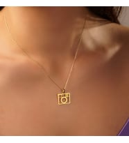 Kişiye Özel 925 Ayar Gümüş Minimal Kamera Figürlü Kolye (Gold)