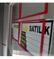ETİKETLİK FİYATLIK - PORTATİF EMLAK VİTRİN ÇERÇEVE - SİLİKON BANT ASKILI 36 ADET