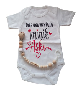 Hoşgeldin Bebek, Yenidoğan Ünisex Bebek, Babaannesinin Minik Aşkı  Baskılı Badi ve İsimli Emzik Askısı Hediye Seti (Krem)