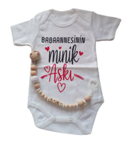 Hoşgeldin Bebek, Yenidoğan Ünisex Bebek, Babaannesinin Minik Aşkı  Baskılı Badi ve İsimli Emzik Askısı Hediye Seti (Krem)