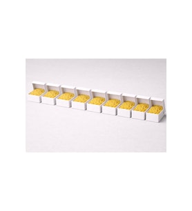Beyaz Karton Takı Kutusu 9,5x9,5x2 cm – Kapaklı Model 10 Adet + Sarı Kırpık Kağıtlı