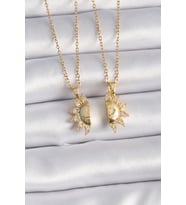 pilelistore 316L Çelik Gold Renk Zirkon Taşlı Güneş Model İşleme Yazı Detay Arkadaş Kolyesi - TJ-BKO