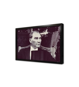 Atatürk Otururken Çerçeveli Cam Tablo