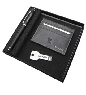 Signator D390 İsme Özel Set - Deri Kartlık + 32 Gb. Anahtar Usb Bellek  + Kalem Seti  İsme Özel Hediyelik Set (Karışık)