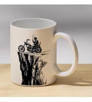 Uçurumda Motosikletli Baskılı Porselen Kupa - Motosiklet Severlere Hediye Kupa